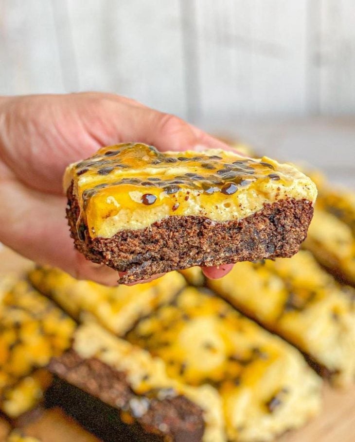 Brownie vegano com creme de maracujá
