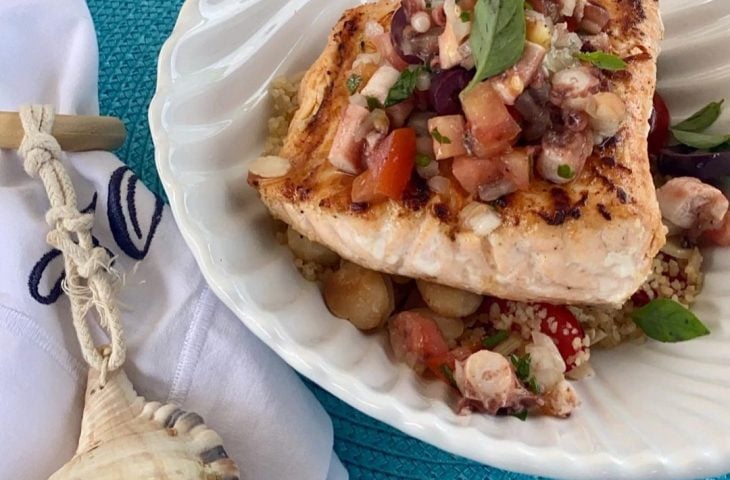 Salmão com cuscuz marroquino e vinagrete de polvo