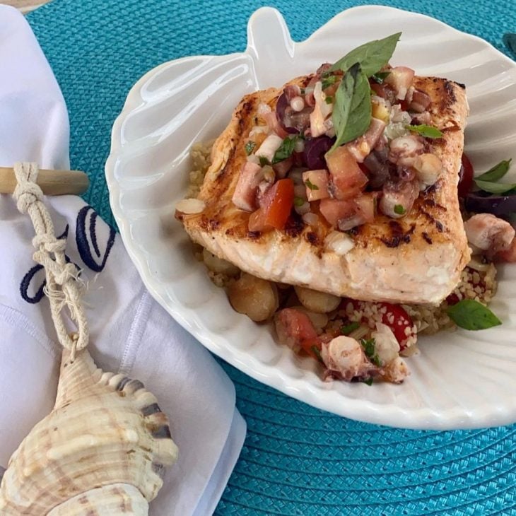 Salmão com cuscuz marroquino e vinagrete de polvo