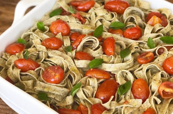 Fettuccine de manjericão com tomate confit