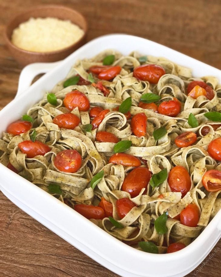 Fettuccine de manjericão com tomate confit