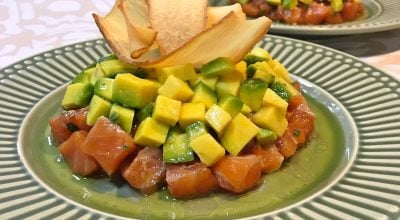 Tartar de salmão com abacate e chips de mandioca