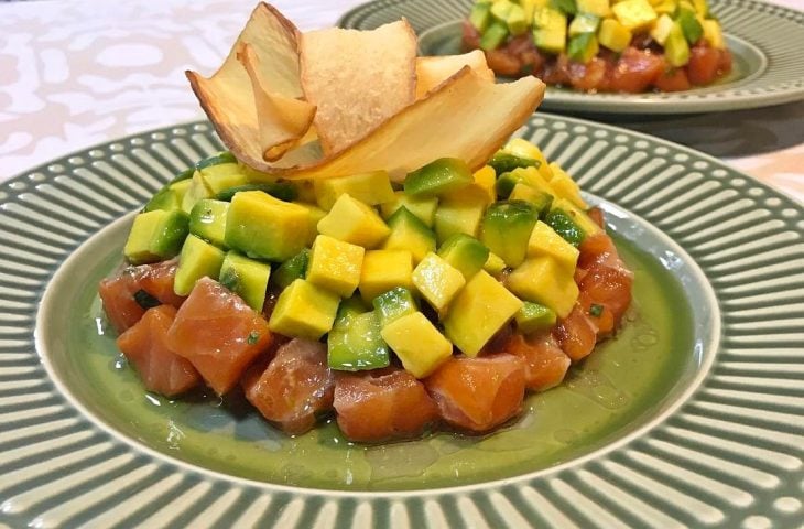 Tartar de salmão com abacate e chips de mandioca