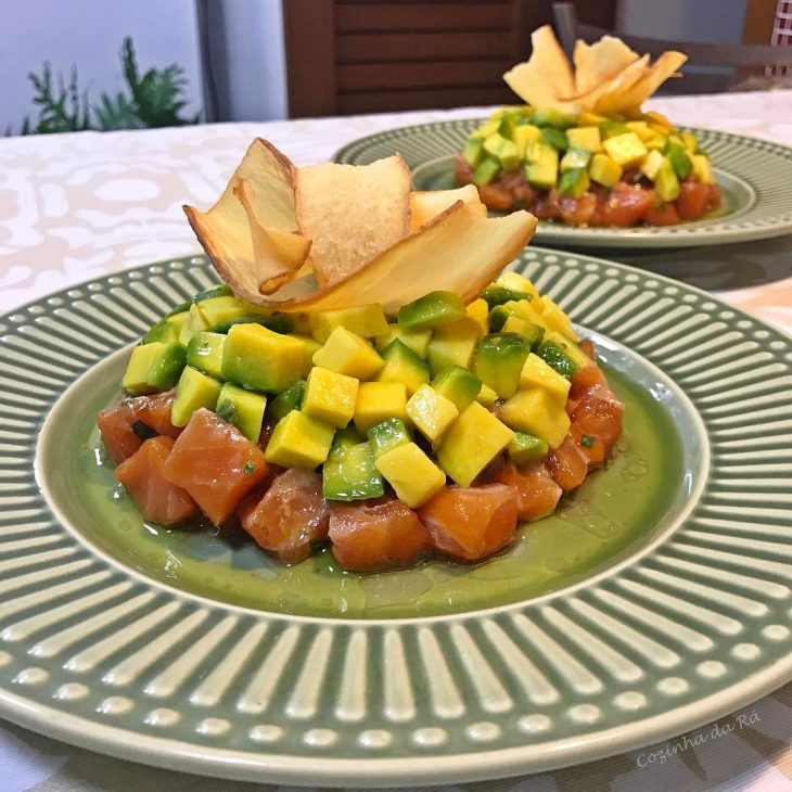 Tartar de salmão com abacate e chips de mandioca