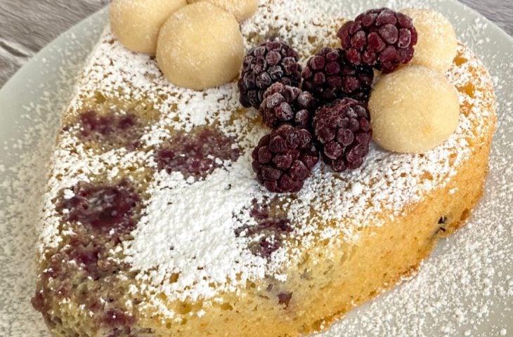 Bolo de limão siciliano e amora