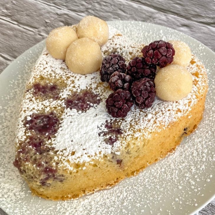 Bolo de limão siciliano e amora