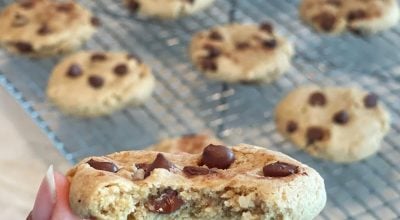 Cookies de pasta de amendoim com gotas de chocolate