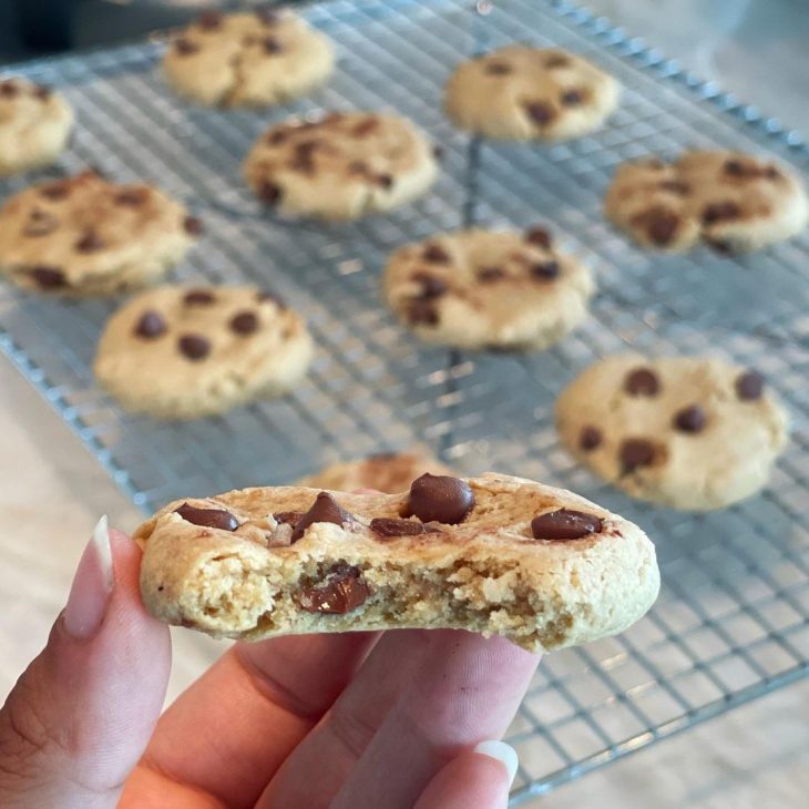 Cookies de pasta de amendoim com gotas de chocolate