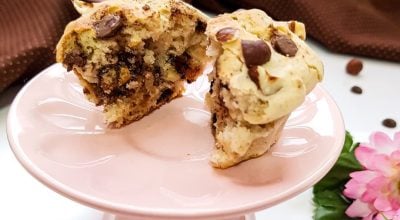 Muffin de baunilha com gotas de chocolate