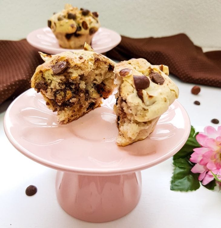 Muffin de baunilha com gotas de chocolate
