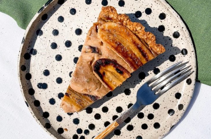 Torta vegana de creme com banana e canela