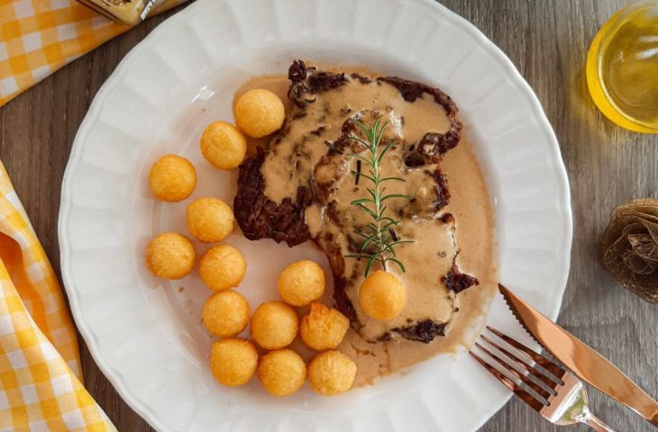 Bife ancho com molho dijon