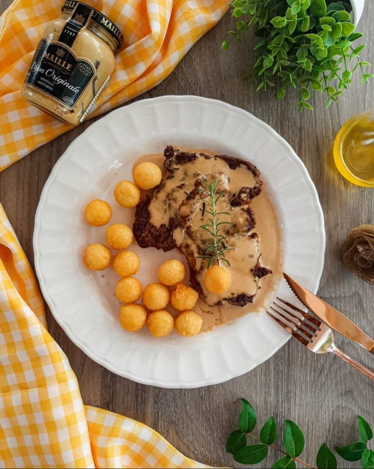 Bife ancho com molho dijon