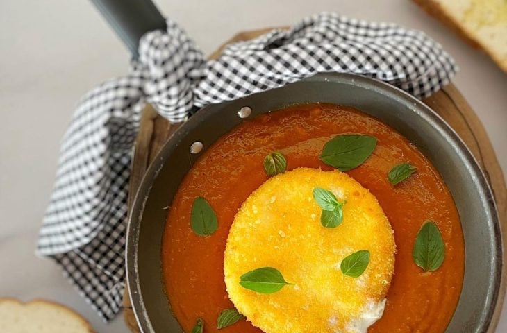 Burrata à milanesa ao molho romesco