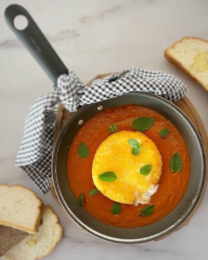 Burrata à milanesa ao molho romesco