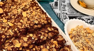 Bolo de granola com maçã