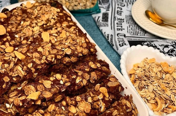 Bolo de granola com maçã