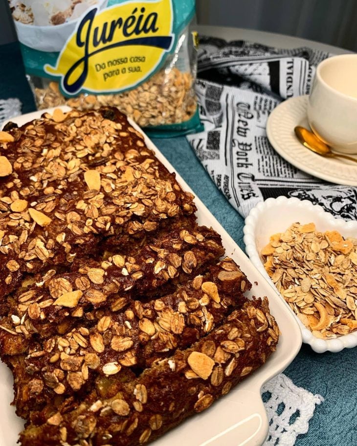 Bolo de granola com maçã