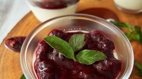 Panna cotta com geleia de frutas vermelhas