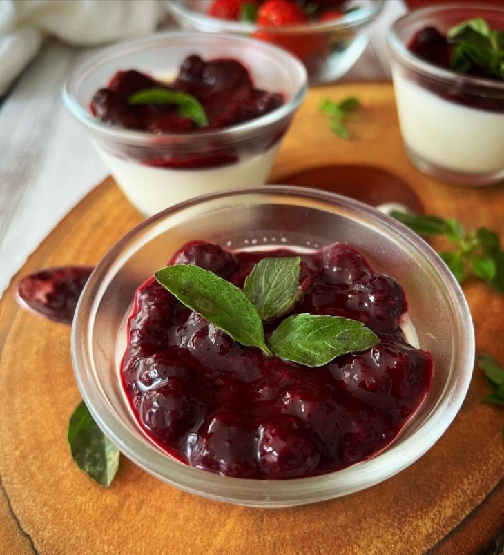 Panna cotta com geleia de frutas vermelhas