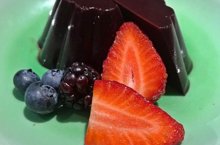 Panna cotta de açaí com frutas vermelhas