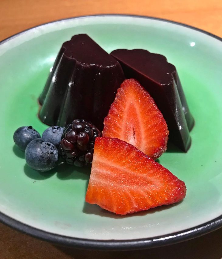 Panna cotta de açaí com frutas vermelhas