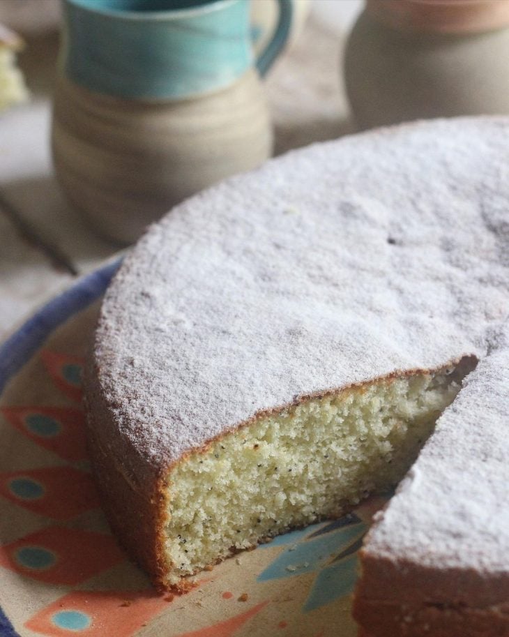 Bolo de laranja com sementes de papoula e especiarias