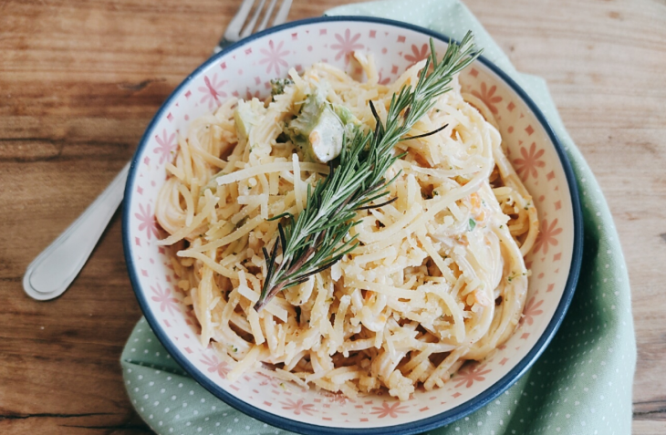 Macarrão cremoso com legumes