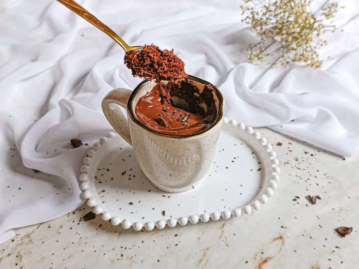 Bolo de chocolate de caneca com 3 ingredientes pronto.