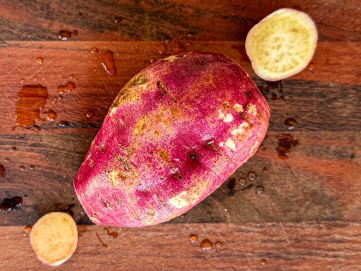 Batata-doce sendo lavada e higienizada em água corrente.