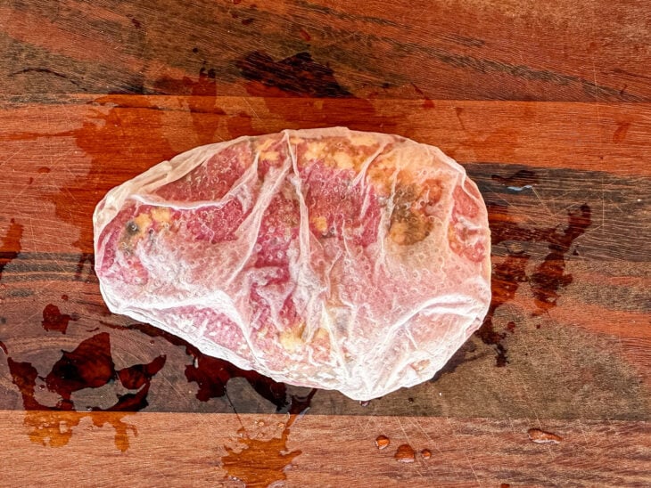 Furos sendo feitos por toda a superfície da batata-doce com auxílio de um garfo.
