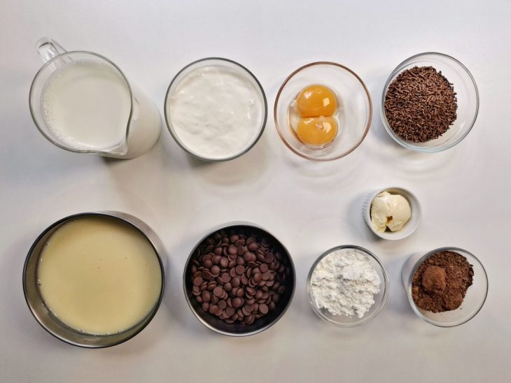 Ingredientes reunidos em uma bancada.