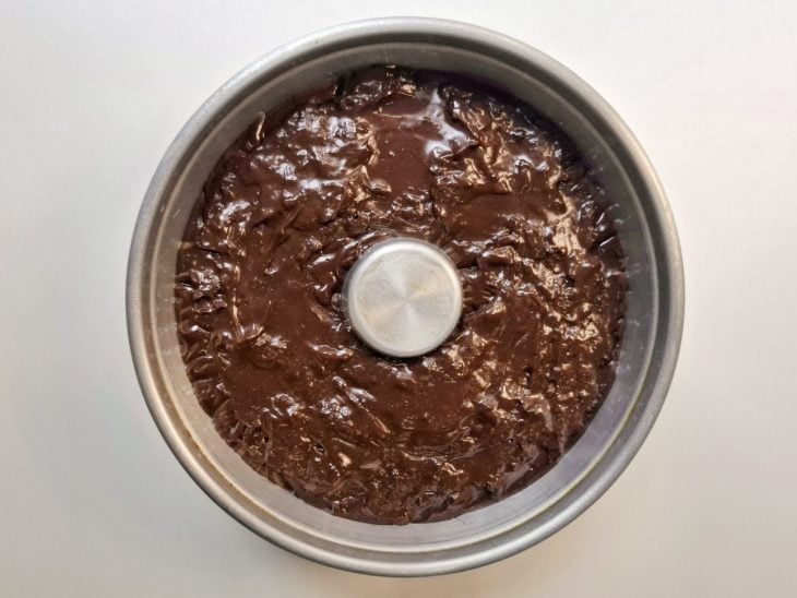 Mistura de brigadeirão em uma forma com furo no meio.