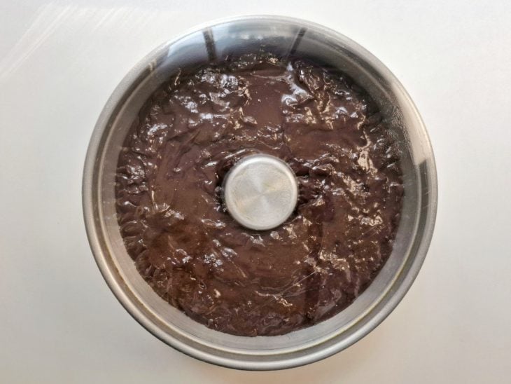 Forma com mistura de brigadeirão coberta por plástico-filme.