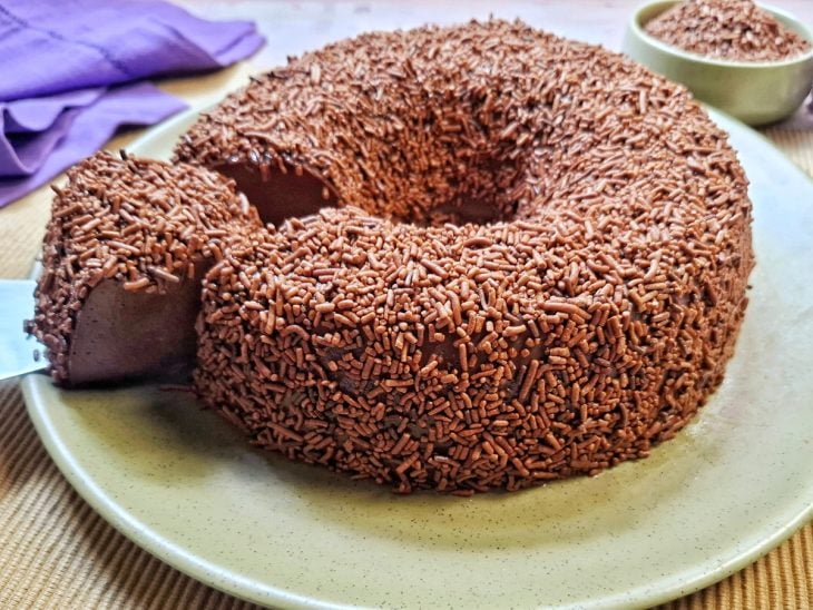 Brigadeirão desenformado pronto para consumo.