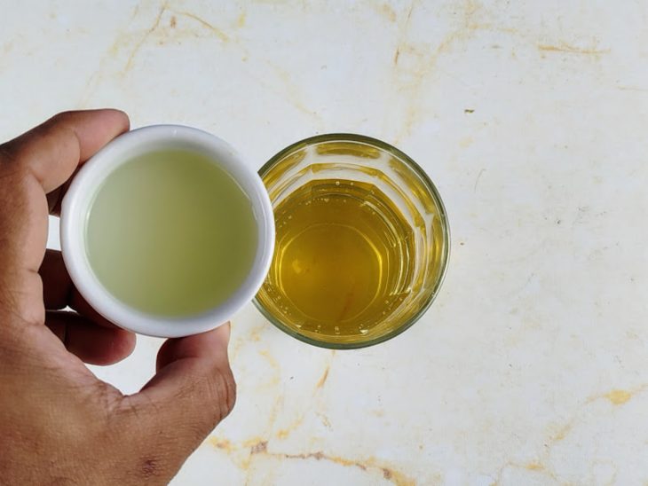 Água de coco e limão espremido adicionados aos chá.