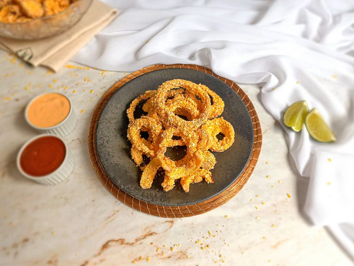 Cebola empanada na air fryer servida.