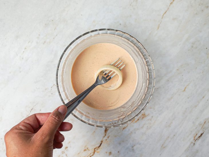 Cebola mergulhada na massa.