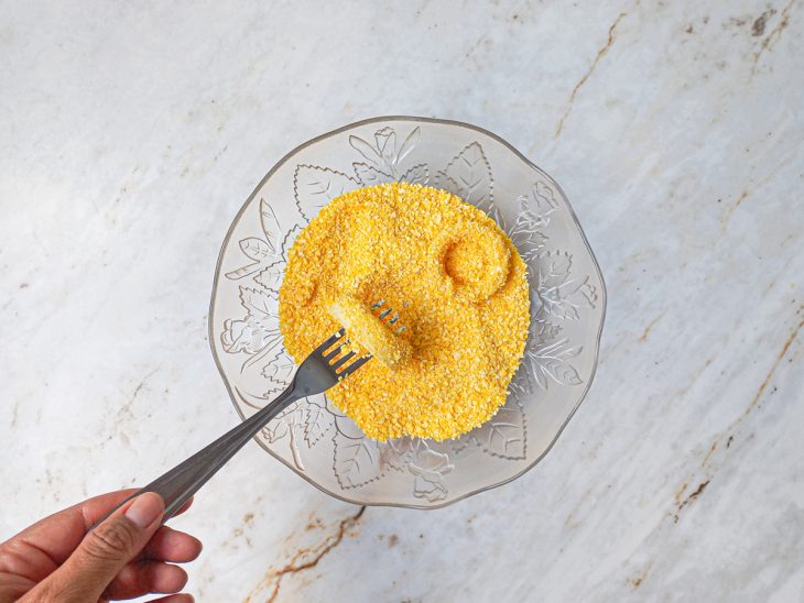Cebola empanada no flocão de milho.