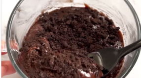 Bolo de caneca de Oreo com cobertura