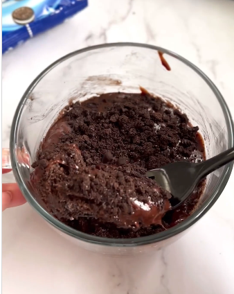 Bolo de caneca de Oreo com cobertura