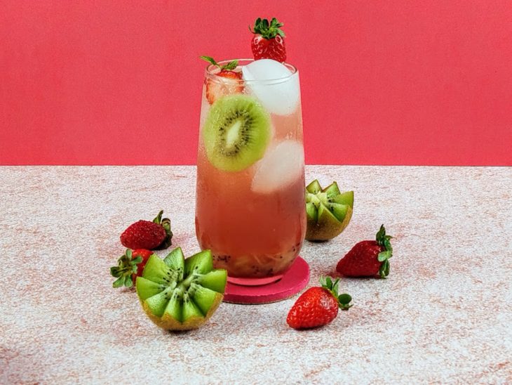 Mocktail de morango com kiwi pronto para consumo.