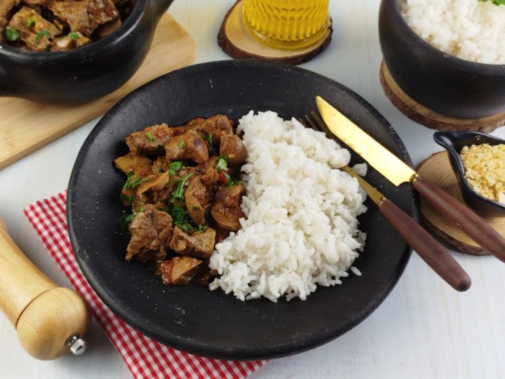 Sarapatel de boi servido no prato.