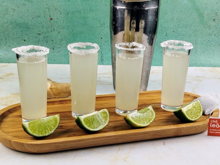 Tequila com chá-verde, limão e gengibre pronta para consumo.