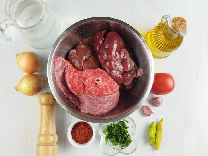 Ingredientes separados sobre a bancada.