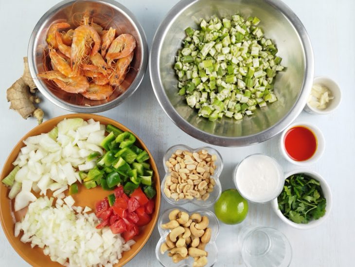 Ingredientes separados sobre a bancada.