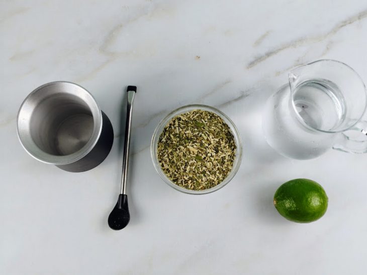 Ingredientes reunidos em uma bancada.