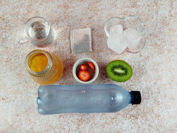 Ingredientes reunidos em uma bancada.