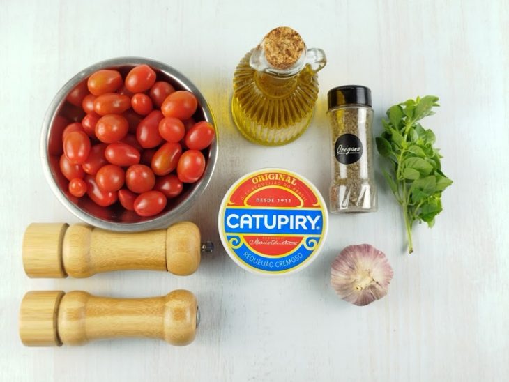 Ingredientes dispostos sobre a bancada.