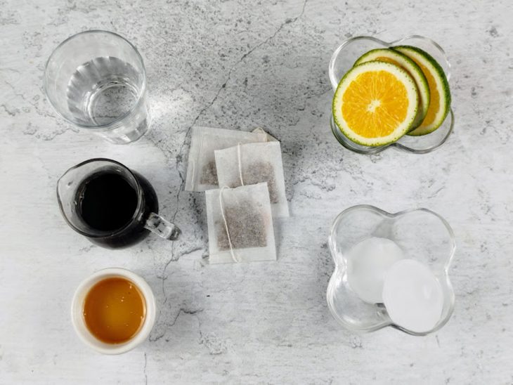 Ingredientes reunidos em uma bancada.